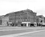 859030 Gezicht op het pand van meubelwinkel De Kleine Beurs (Vredenburg 40, voormalig pand van Kledingmagazijn Vinke) ...